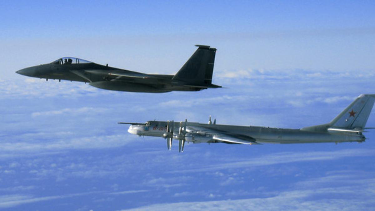 Imagen de un F-15 estadounidense y un bombardero Tu-95 ruso en las costas de Alaska.