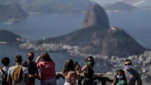 Turistas en el Cristo del Corcovado de Río de Janeiro en plena pandemia del coronavirus.