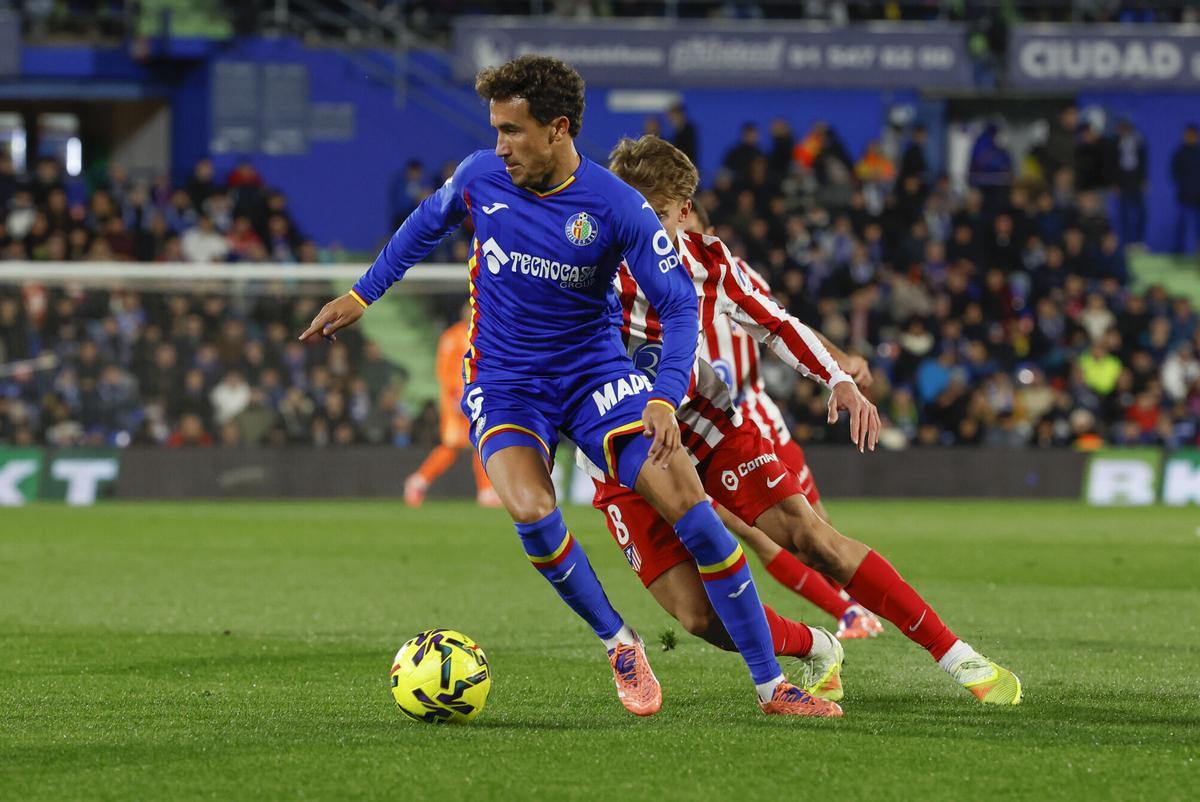 GETAFE (MADRID), 23/11/202.- El centrocampista del Getafe Luis Milla (i) se escapa de Pablo Barrios, del Atlético de Madrid, durante el partido de la jornada 13 de LaLiga que Getafe CF y Atlético de Madrid disputan este domingo en el Coliseum de Getafe. EFE/JJ Guillén