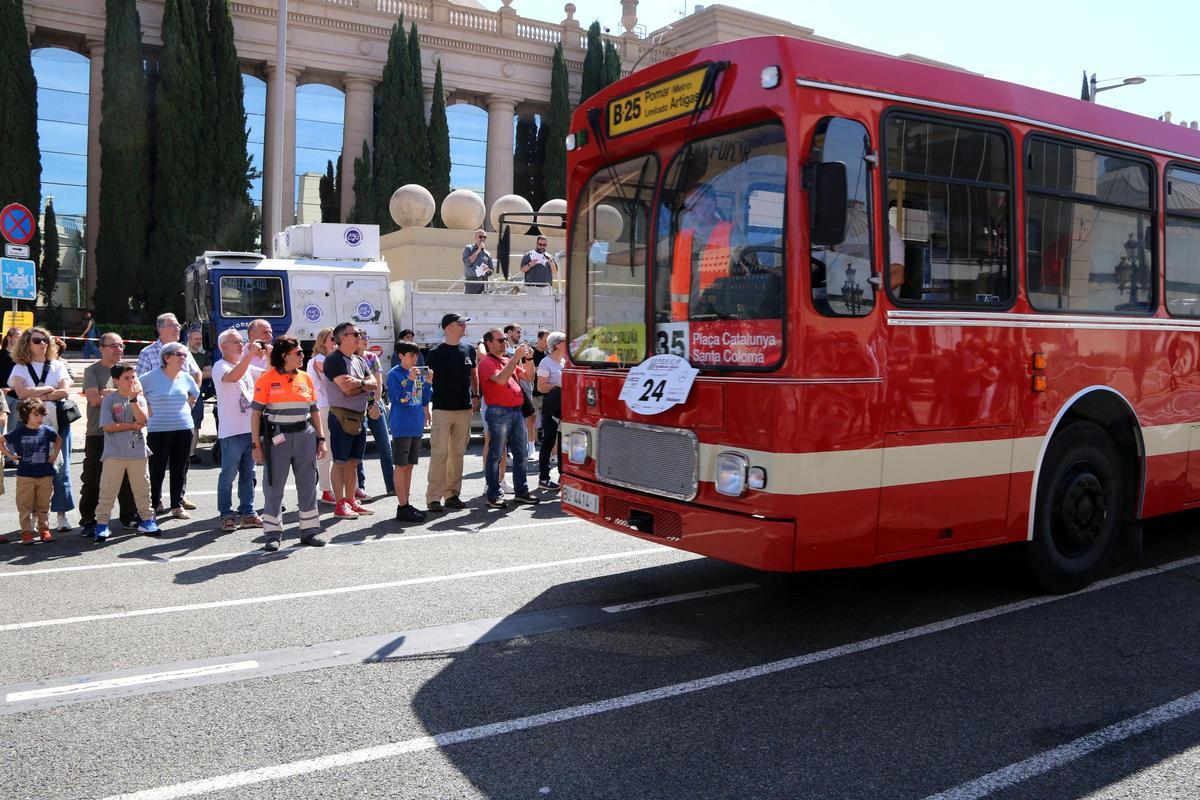 Los autobuses clásicos vuelven a recorrer el centro de Barcelona