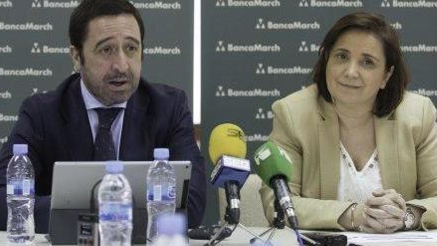 Alberto del Cid y Cristina Faura explican la evolución de la entidad en Ibiza.
