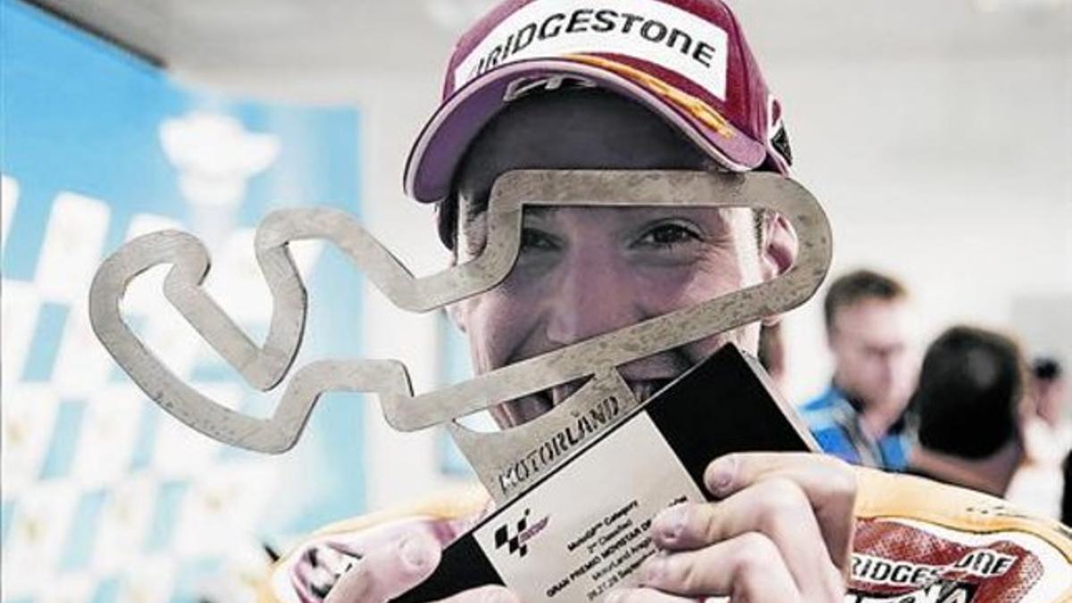 El recuerdo 8 Aleix Espargaró muestra la copa que se llevó el domingo tras ser segundo en el GP de Aragón de MotoGP, su primero podio.