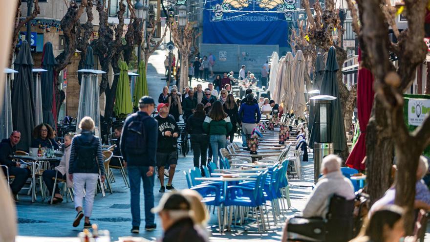 Terraza en la Alameda de Benidorm donde los peatones tienen dificultad para pasar.