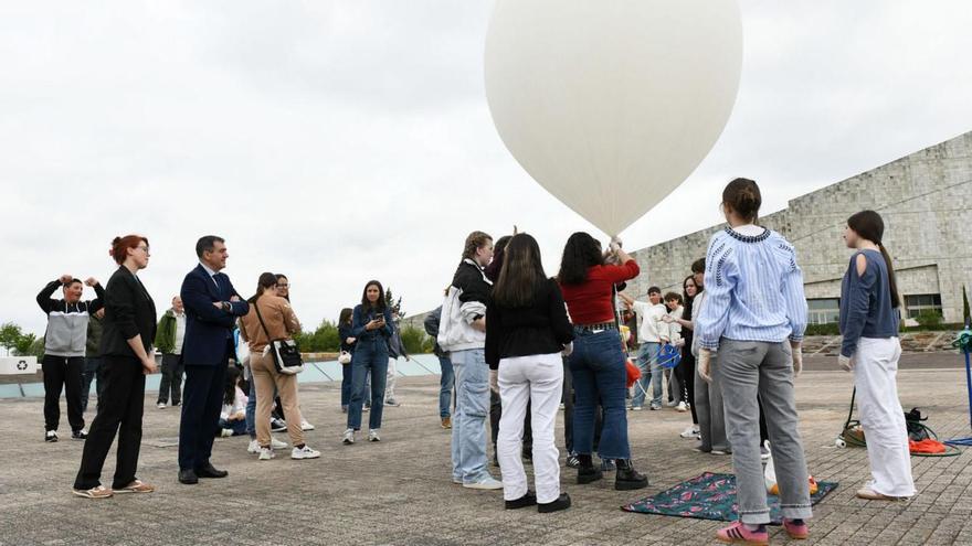 Lanzamento do globo-sonda meteorolóxico, onte dende a Cidade da Cultura de Santiago.