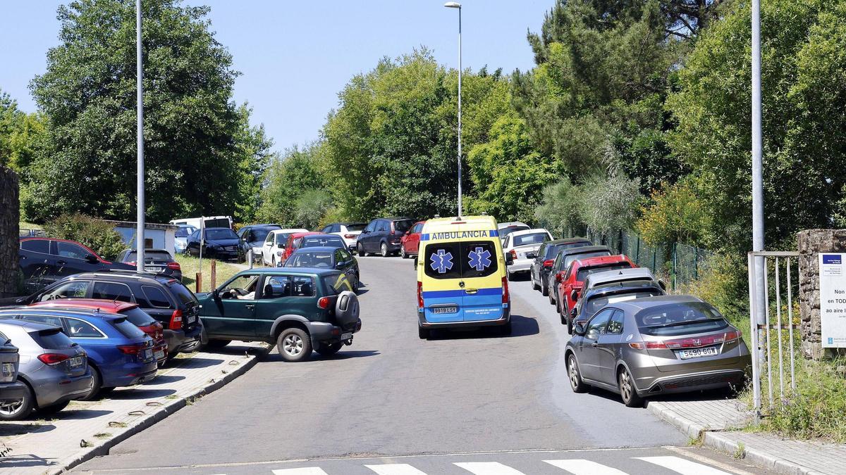 El caos circulatorio sigue reinando en el entorno del Hospital Clínico de Santiago: &quot;Hay coches aparcados en plena calle&quot;