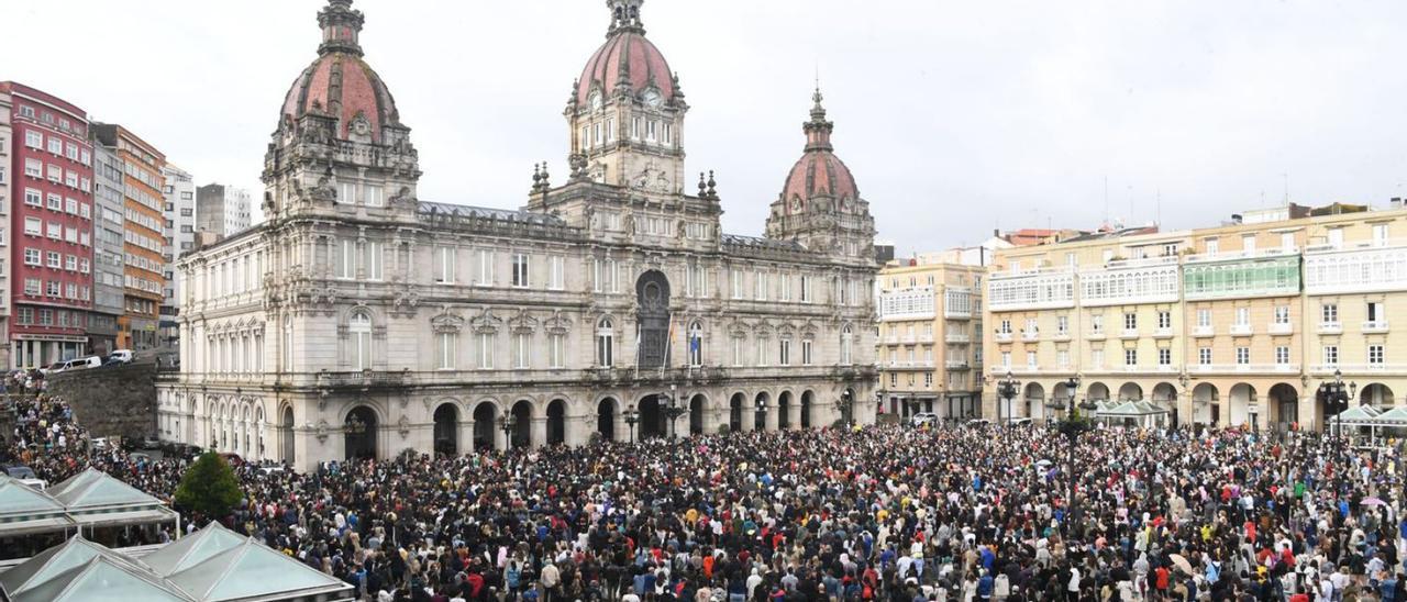 Multitudinaria manifestación en María Pita en repulsa al crimen de Samuel.   | //CARLOS PARDELLAS