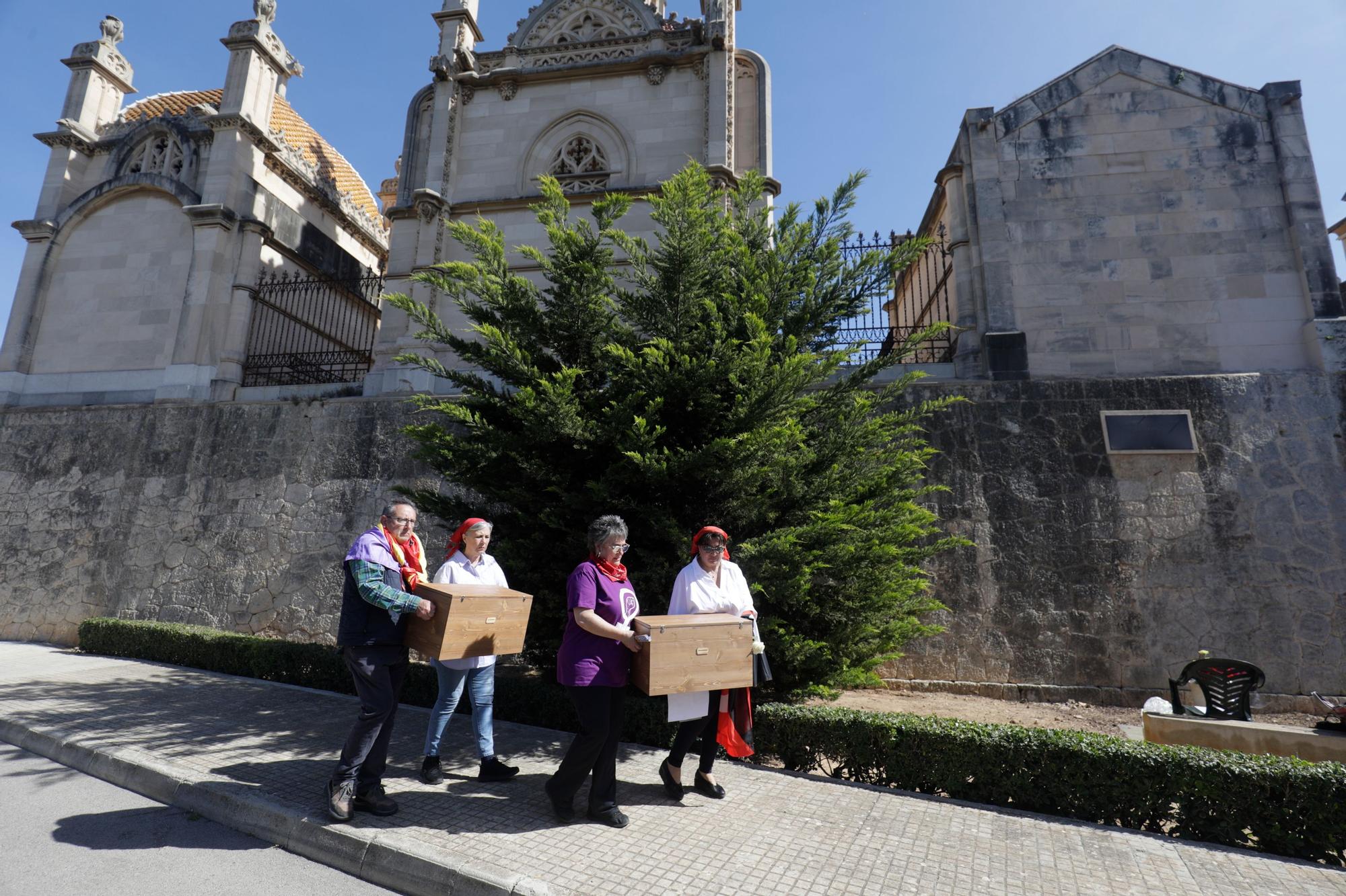 Cuatro asesinados del franquismo descansan finalmente en el cementerio de Palma