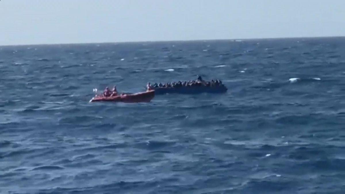 Open Arms rescata a un centenar de migrantes a la deriva en el Mediterráneo