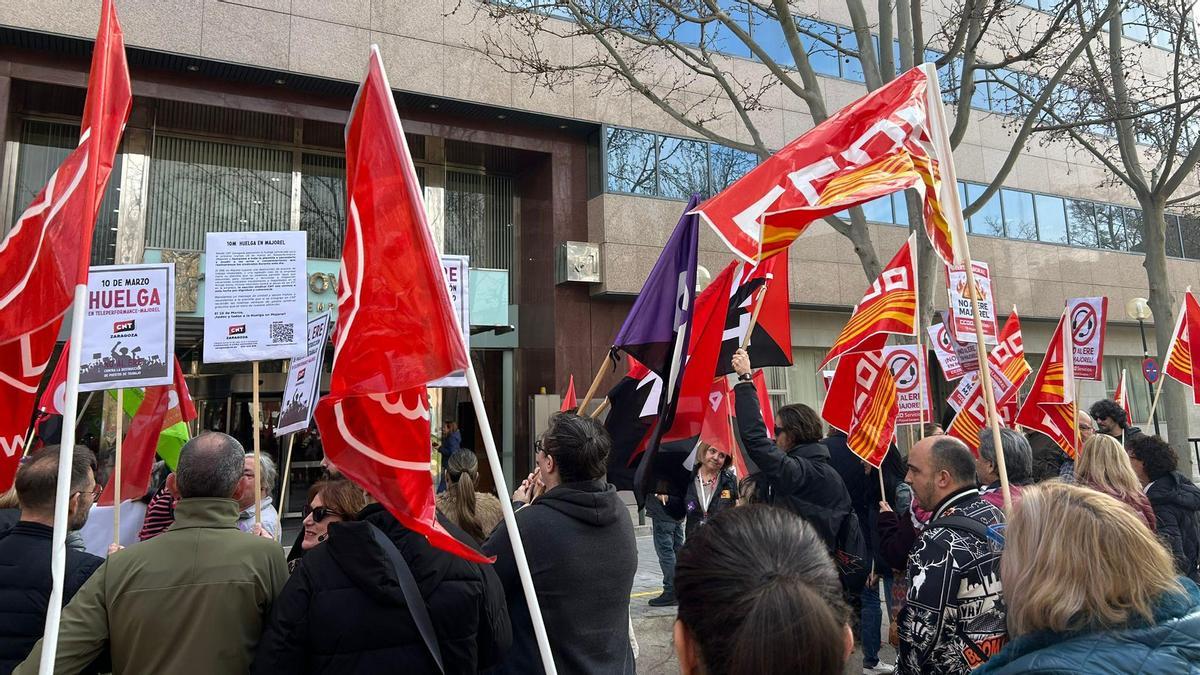 La protesta de los trabajadores de Majorel en Zaragoza celebrada este martes a las puertas del edificio El Trovador.