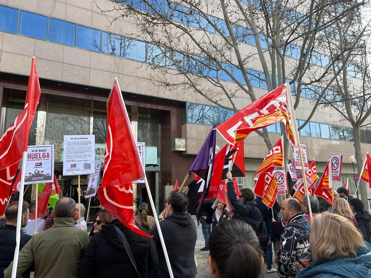 La protesta de los trabajadores de Majorel en Zaragoza celebrada este martes a las puertas del edificio El Trovador.