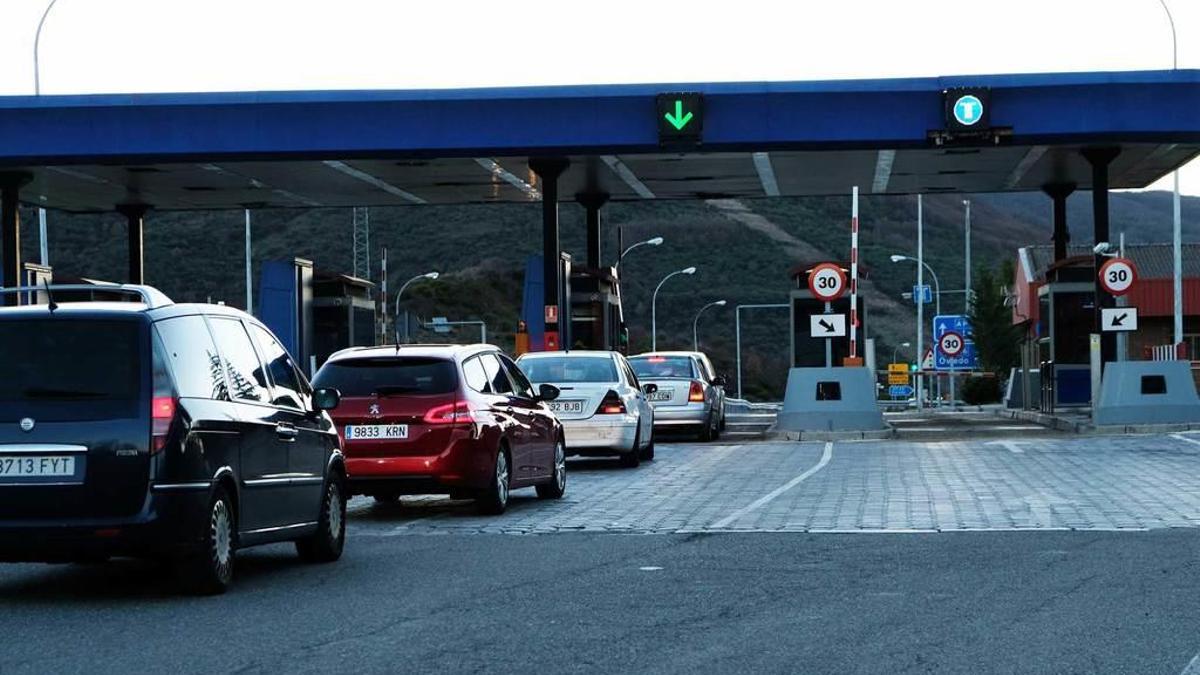 Coches en el peaje de la autopista del Huerna.