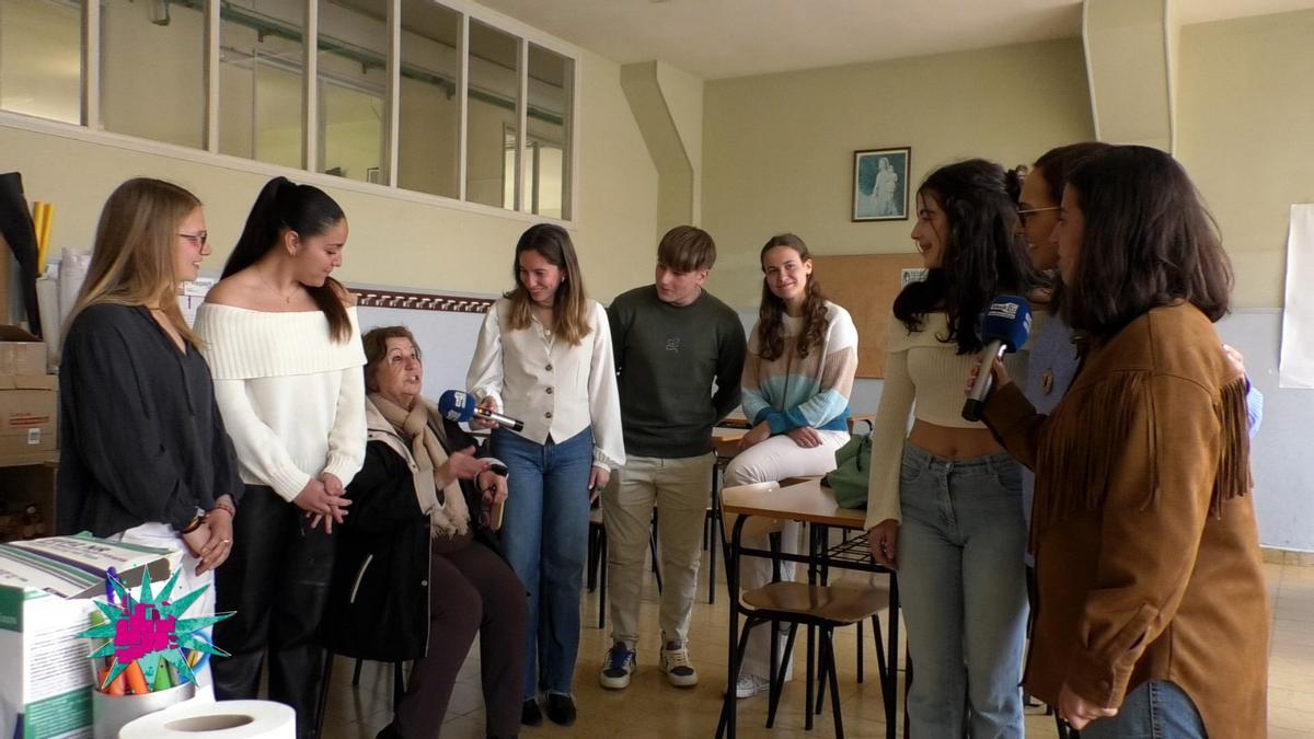 Miryam Simón junto con sus alumnos de la Consolación