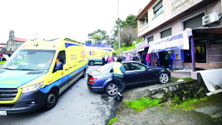 Dos fallecidos tras ser arrollados en una terraza en Vilaboa durante un aparcamiento