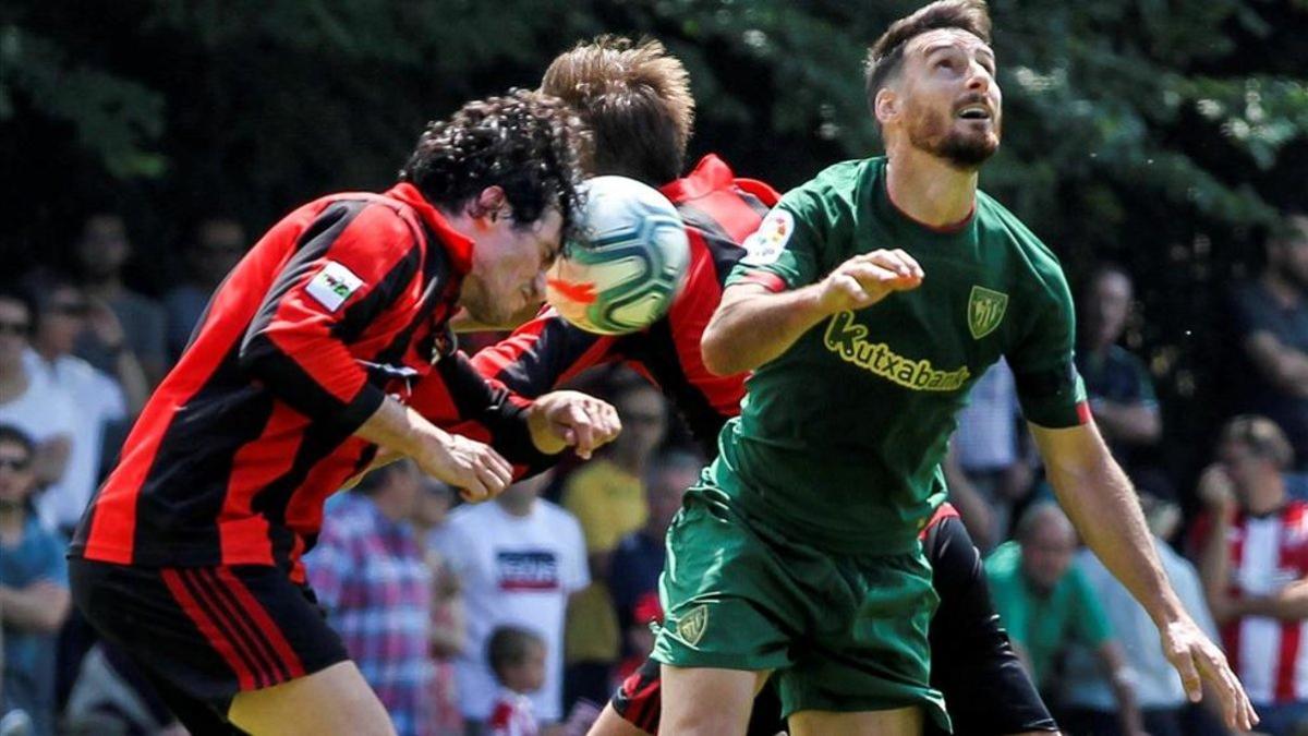 Acción entre jugadores del Arenas y el Athletic durante el amistoso