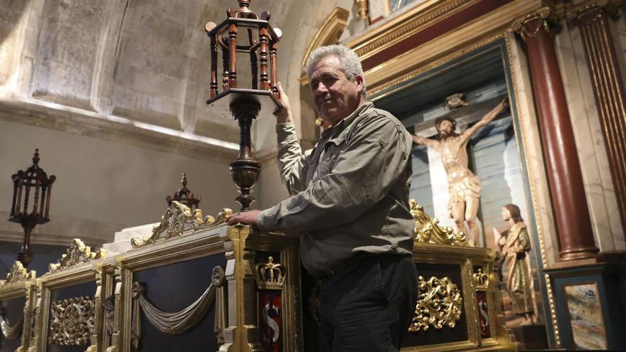 José Prieto, ultimando detalles del trono del Flagelado en la iglesia de Santa María la Real.