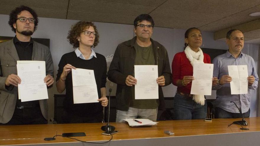 Los concejales de Guanyar entregando sus actas de ediles de gobierno, este miércoles día 15.