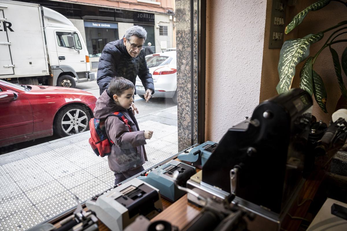 Gozalo y Jiménez S.L., uno de los pocos negocios en pie que reparan máquinas de escribir en Zaragoza
