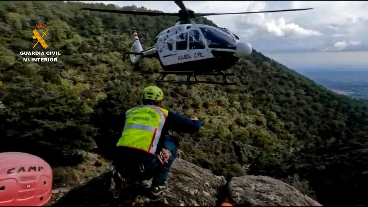 Imagen del rescate del senderista en La Vera.