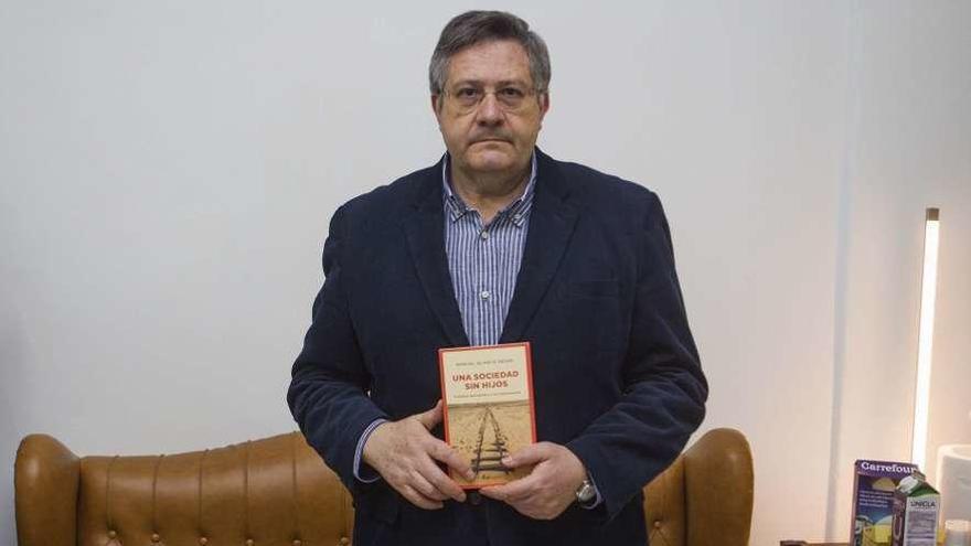 Manuel Blanco, ayer, sosteniendo su libro en la tienda Nigraponte de Lalín. // Bernabé/Ana Agra