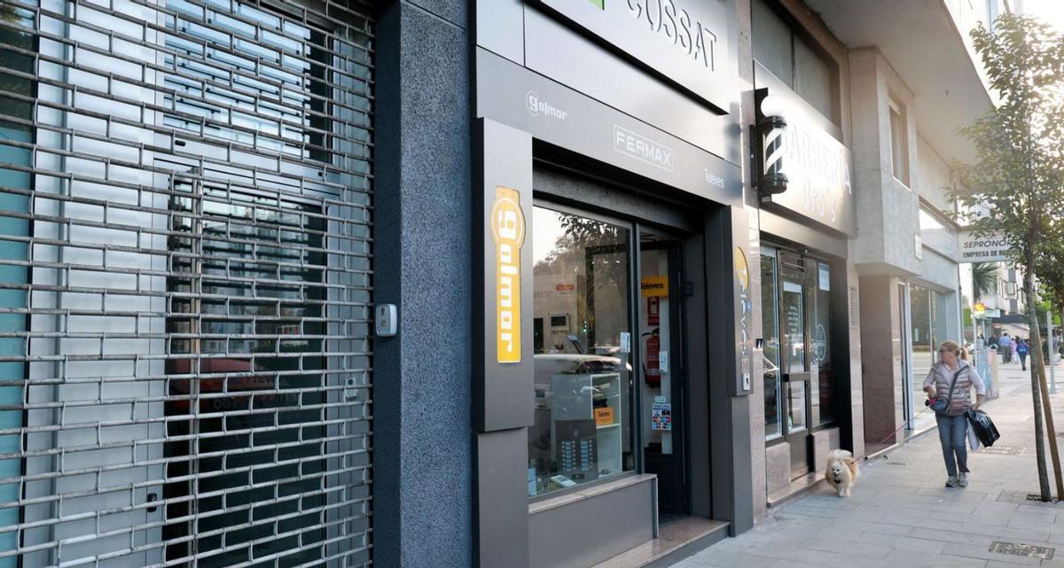 Un negocio cerrado y otro abierto en Coia. |  José Lores