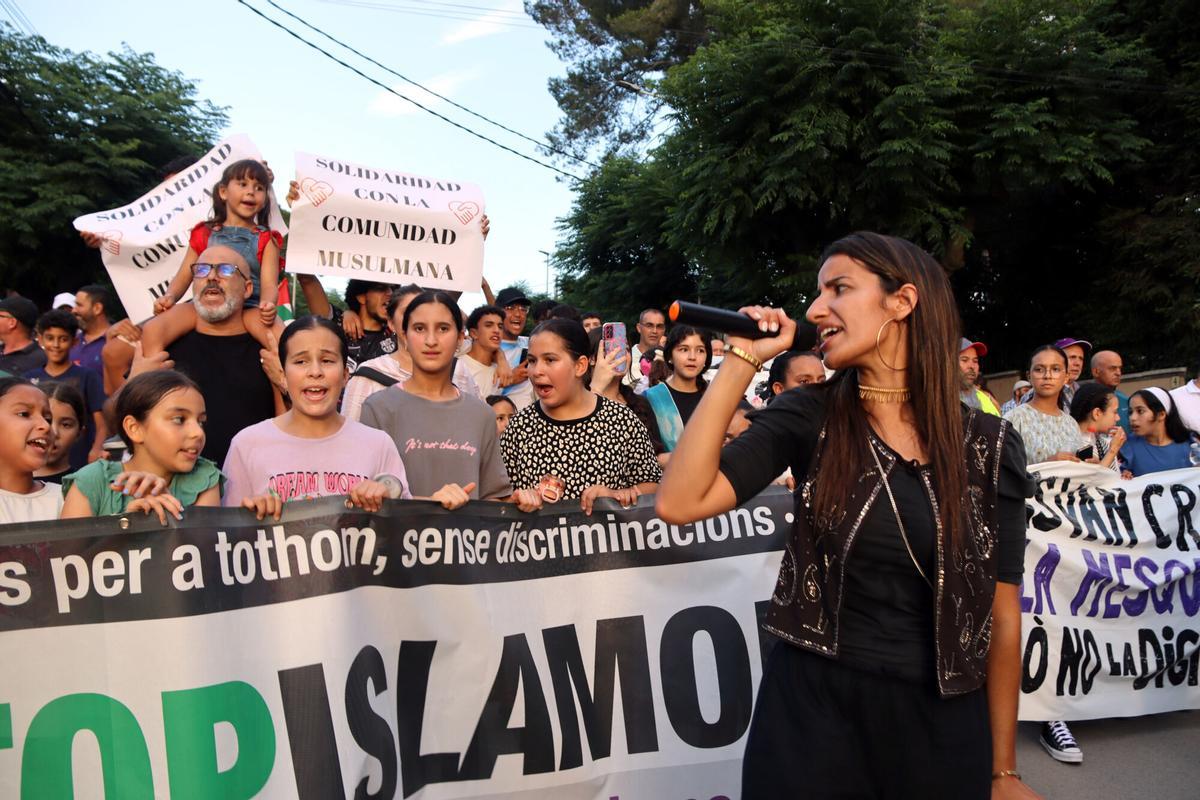 Unas 500 personas participan en una manifestación para condenar el incendio que calcinó el centro islámico del municipio