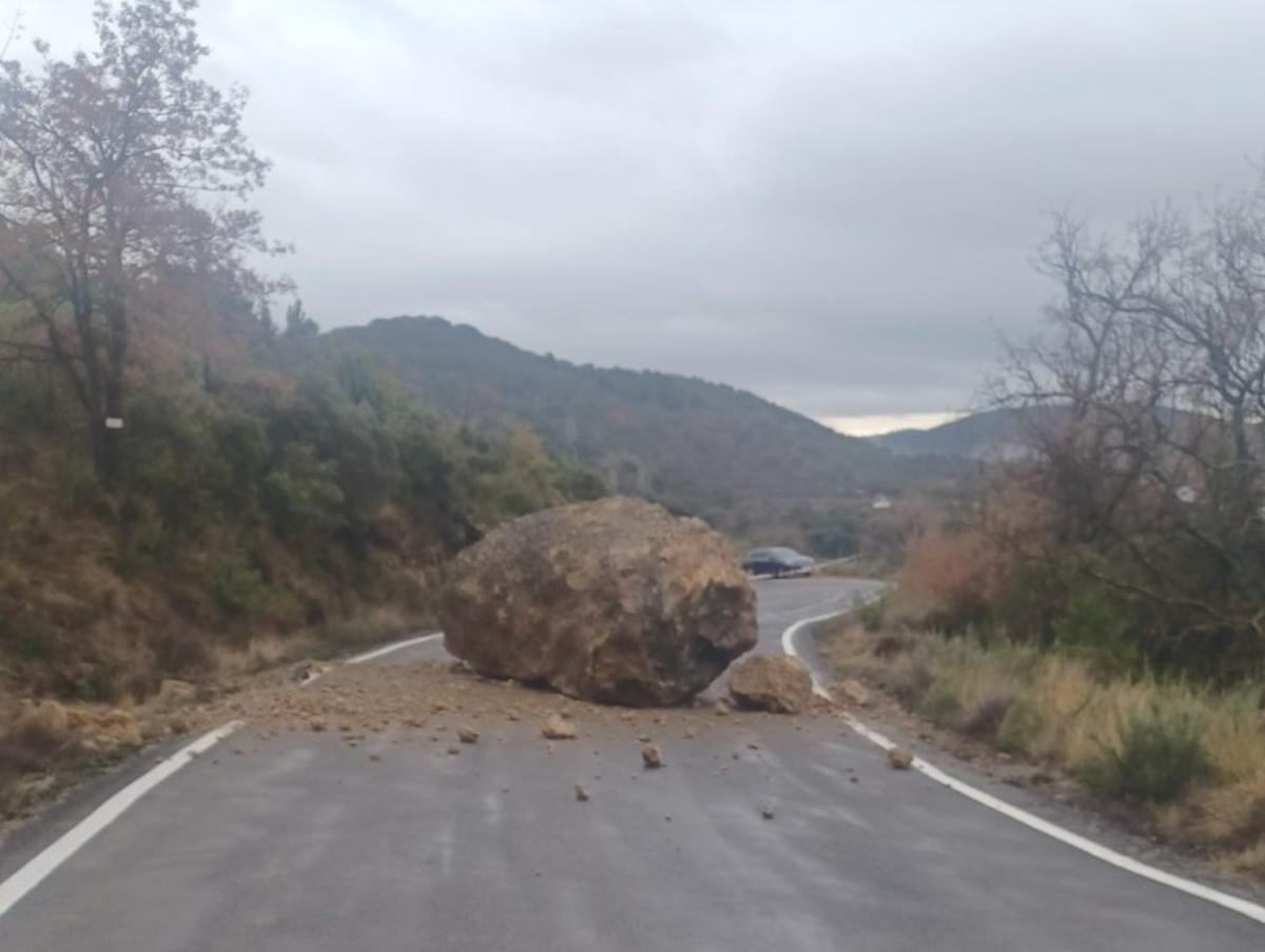 Desprendimiento de una roca en el término municipal de Naval (Huesca), este martes.