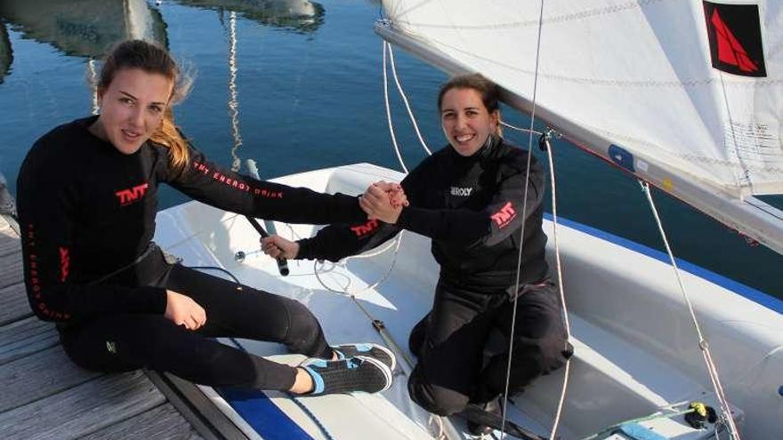 Patricia, sentada en el pantalán, y Alejandra, en el barco, ayer.