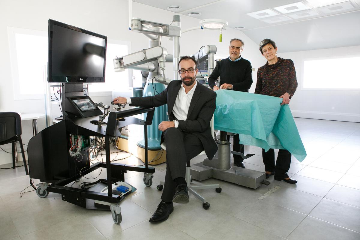 Fotos de los fundadores de Rob Surgical, Jaume Amat (al frente), Alícia Casals y Josep Amat.