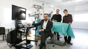 Fotos de los fundadores de Rob Surgical, Jaume Amat (al frente), Alícia Casals y Josep Amat.