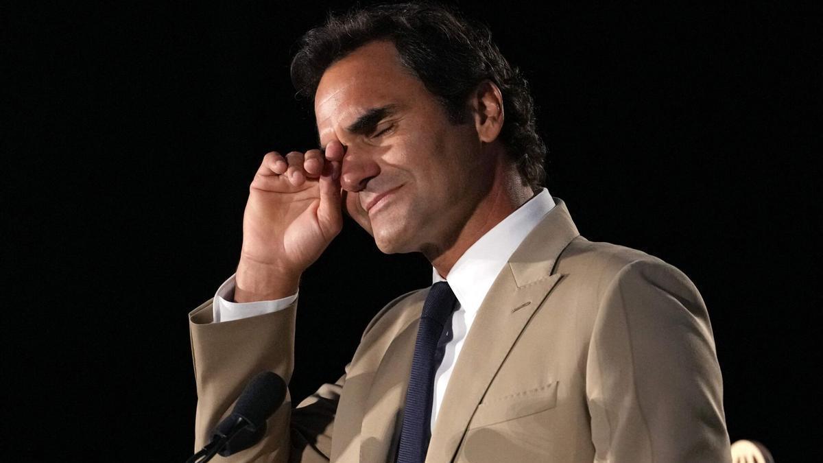 Roger Federer llora durante la ceremonia del Salón de la Fama.