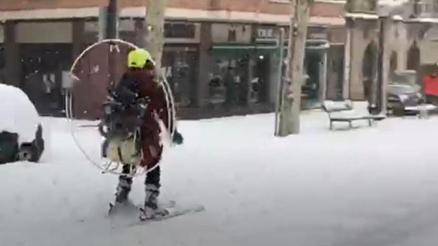 Un esquiador peculiar al centre de Solsona