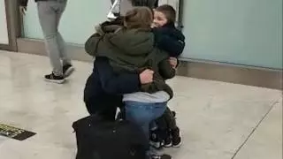 La niña ucraniana acogida de urgencia por dos policías en Asturias se reencuentra con su familia en el aeropuerto