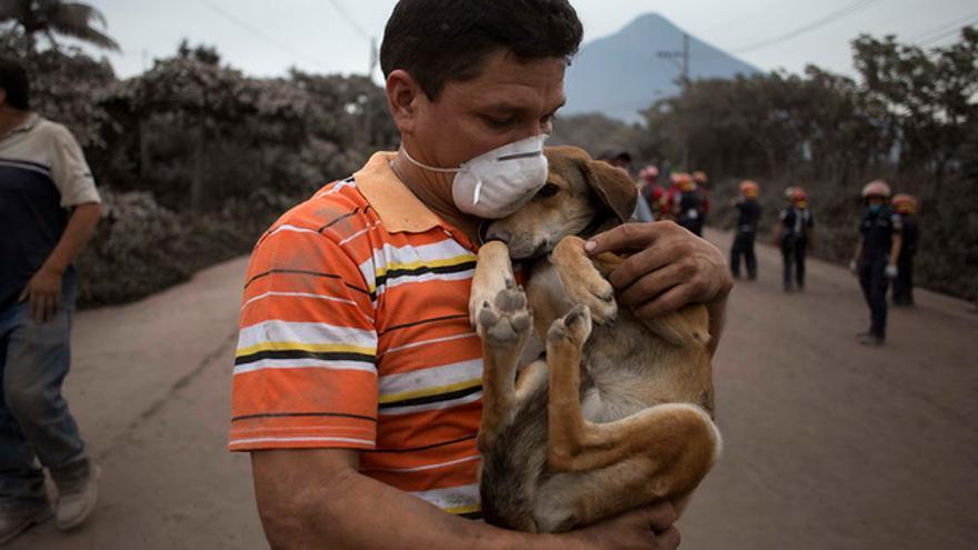 Una superviviente de la erupción cuenta su huida aún cubierta de barro y ceniza