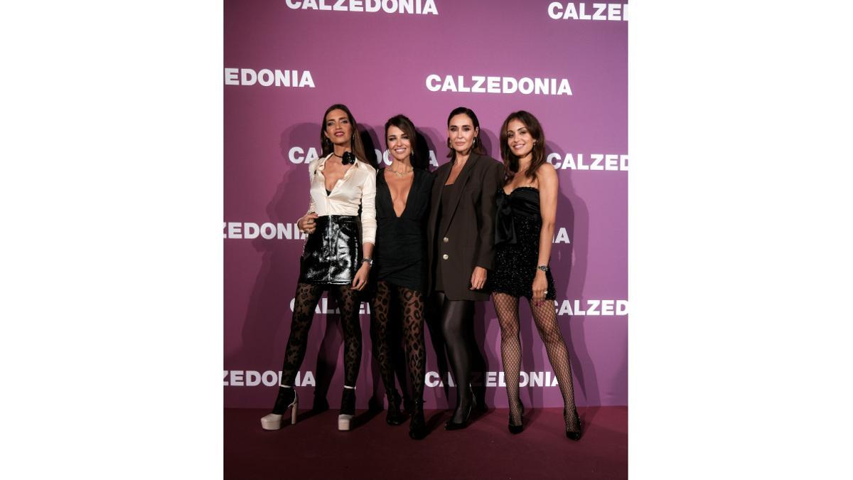 Sara Carbonero, Paula Echevarría, Vicky Martín Berrocal e Hiba Abouk disfrutaron de la fiesta de Calzedonia en Milán.