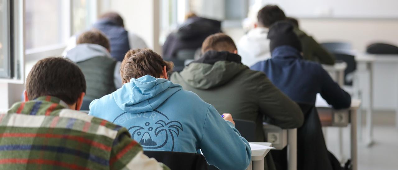 Jóvenes en un aula