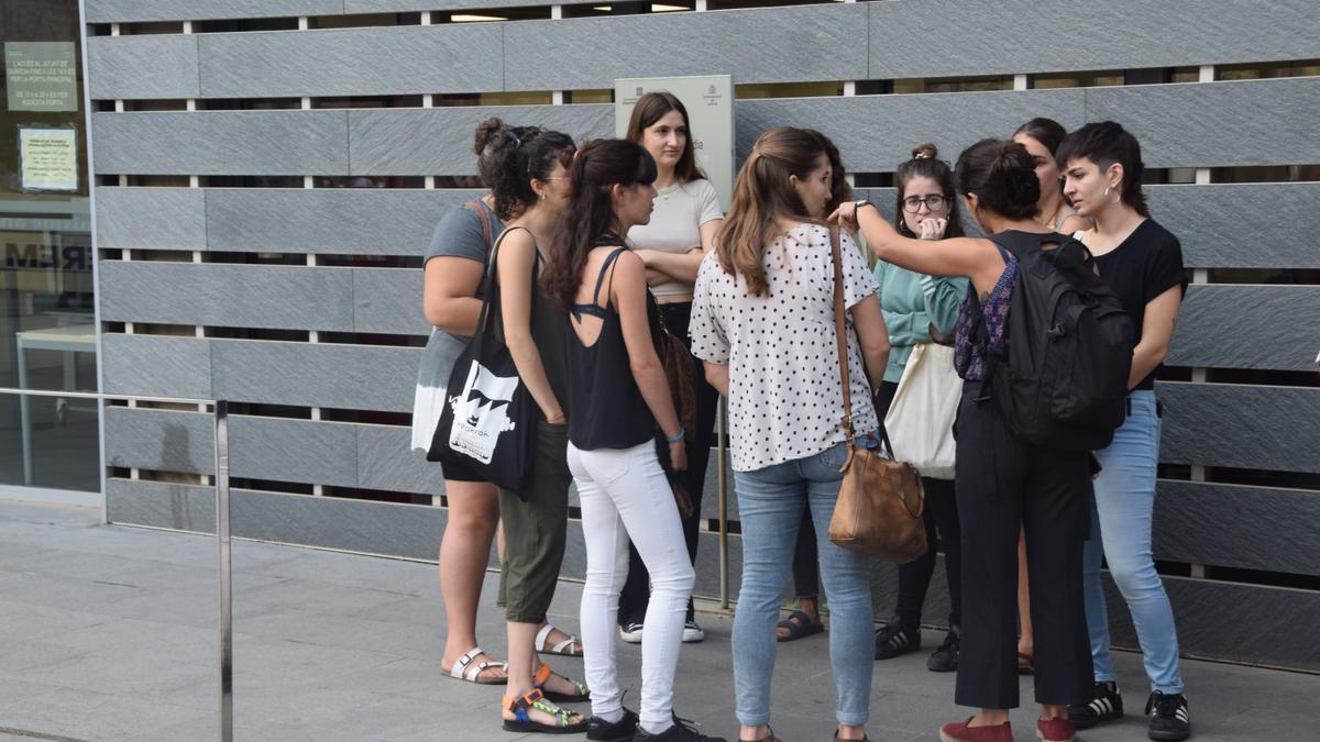 Les 10 dones acusades pels fets del 8M del 2019 a l'entrada dels jutjats de Manresa
