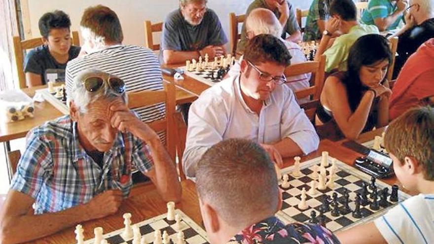 Una treintena de personas participaron en el torneo de ajedrez celebrado el domingo.