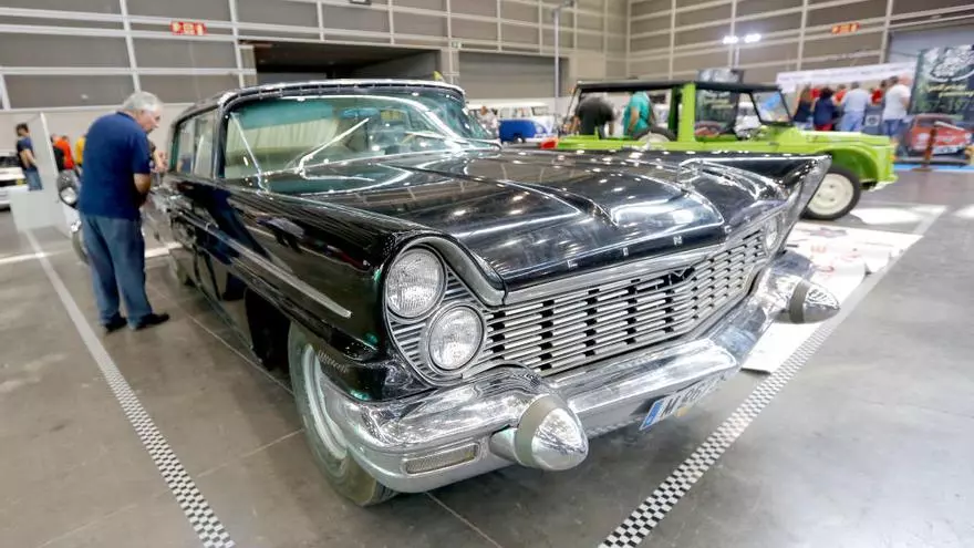 La eternidad de los coches clásicos ruge en la feria retro