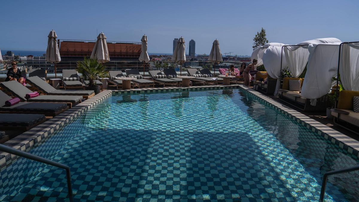 Una piscina en un hotel del Poblenou, en Barcelona.