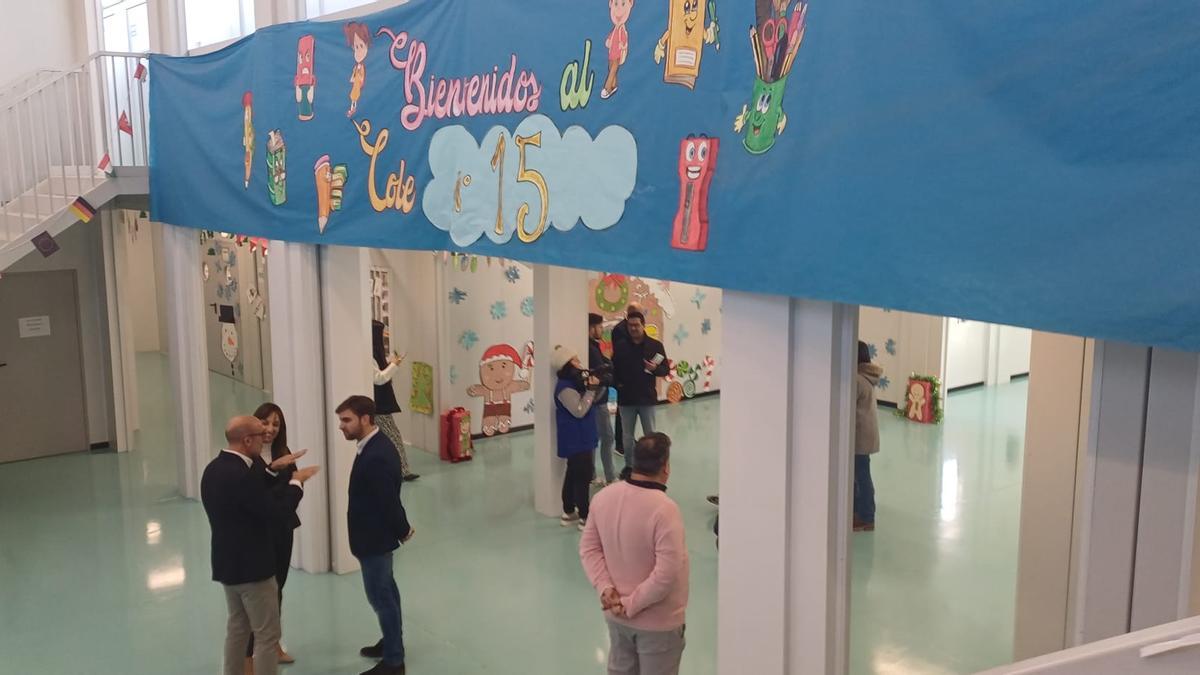 Visita del secretario autonómico de Educación, Daniel McEvoy al colegio en prefabricadas Número 15 de Torrevieja
