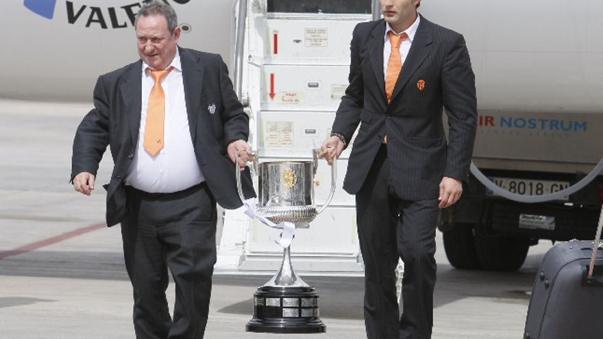 La copa ya está aquí. Españeta y Baraja bajan el trofeo del avión que trasladó al equipo hasta Manises.