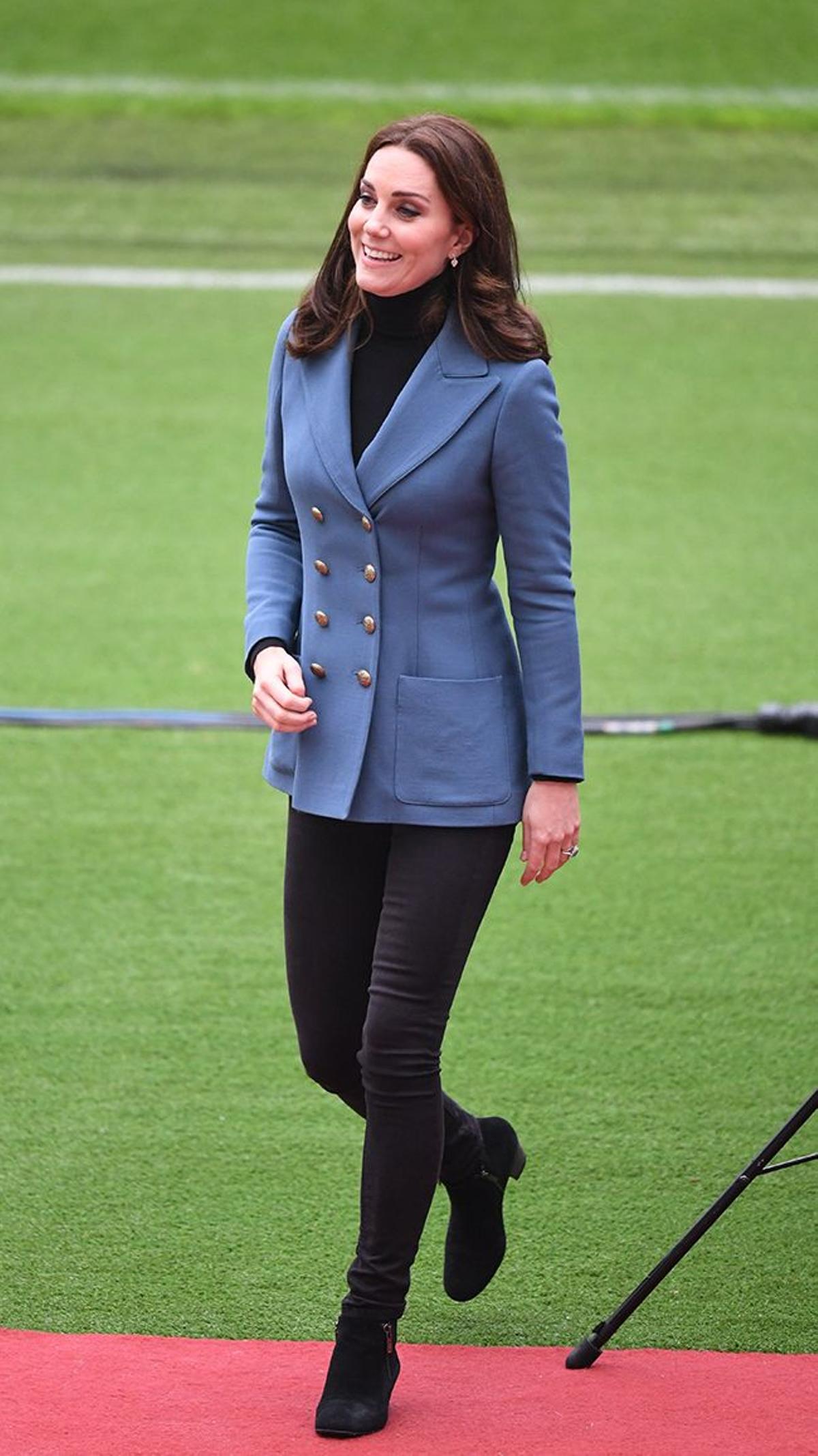 Kate Middleton con blazer azul