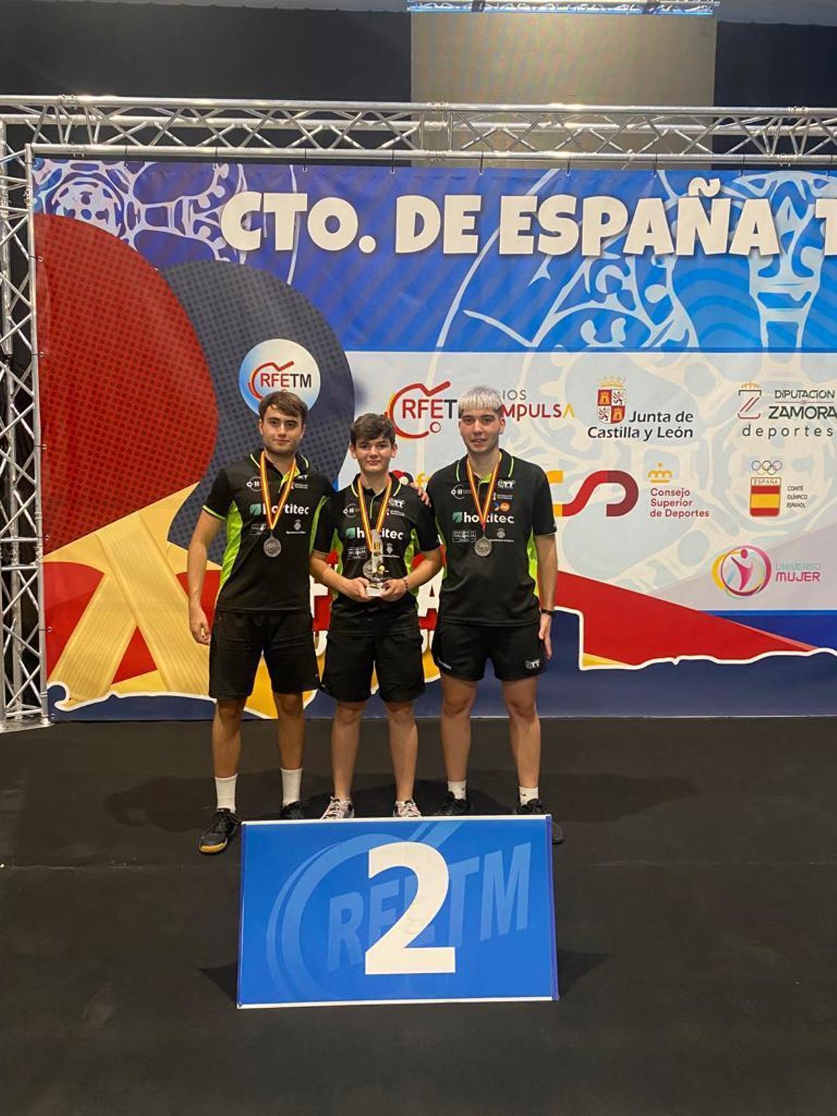 Los jugadores del Alzira Tenis Taula con sus trofeos.