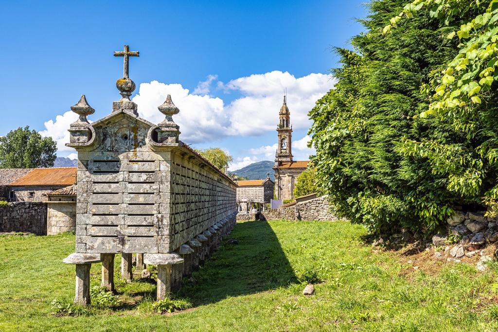 Hórreo de Carnota, uno de los más famosos de España.