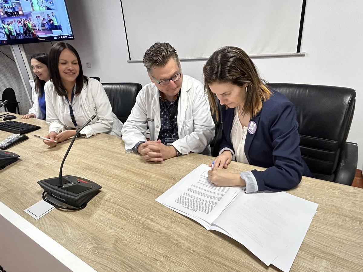 Firma del acuerdo en el Hospital de la RIbera