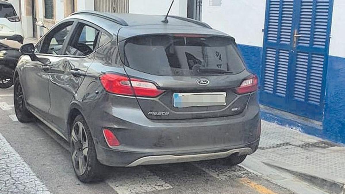 El coche robado que fue localizado por la Policía Local de Pollença.