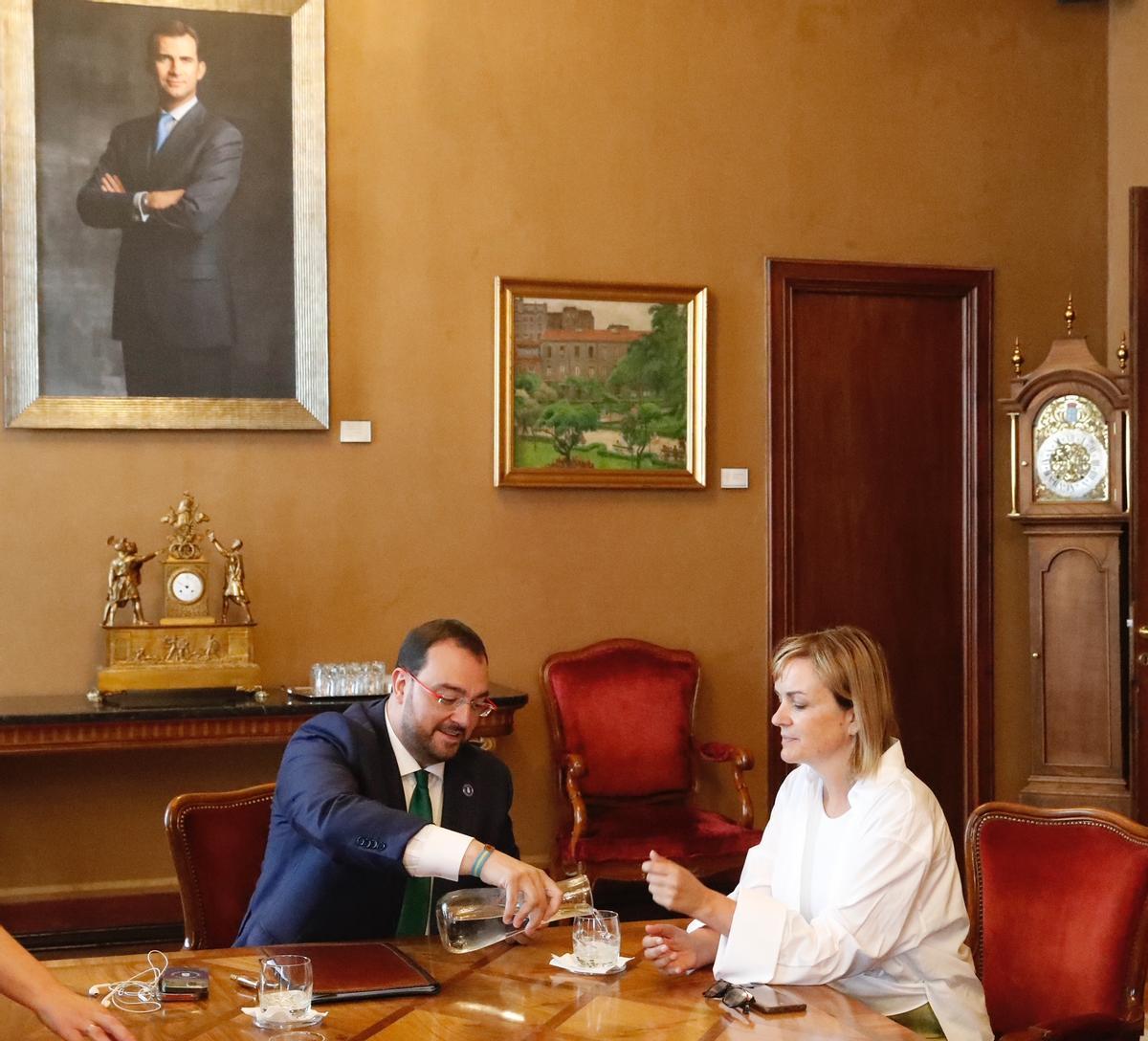 Barbón echa agua a Covadonga Tomé antes de una reunión entre ambos.