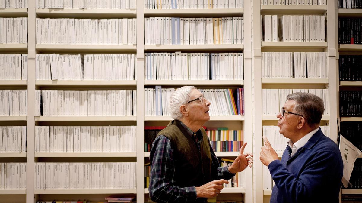 Encuentro en la librería Lagun entre Ignacio Latierro y Eduardo Uriarte. FOTO JOSÉ LUIS ROCA