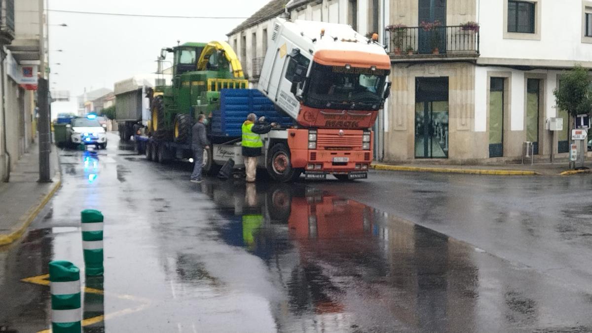 Camión averiado esta tarde en pleno centro de Agolada