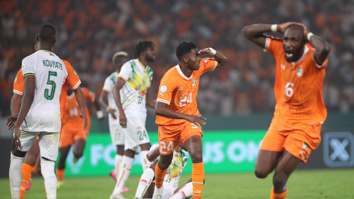 Los jugadores de Costa de Marfil celebran el gol que forzaba la prórroga